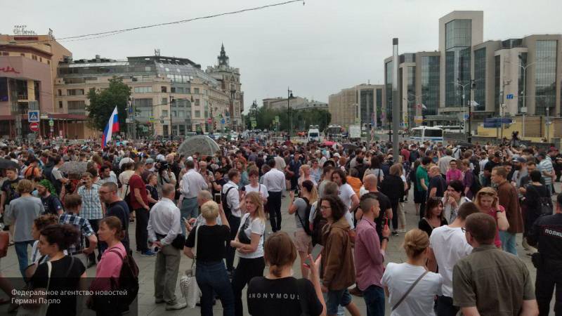 Бессмысленный и незаконный митинг оппозиции за западные деньги провалился, вызвав гнев москвичей