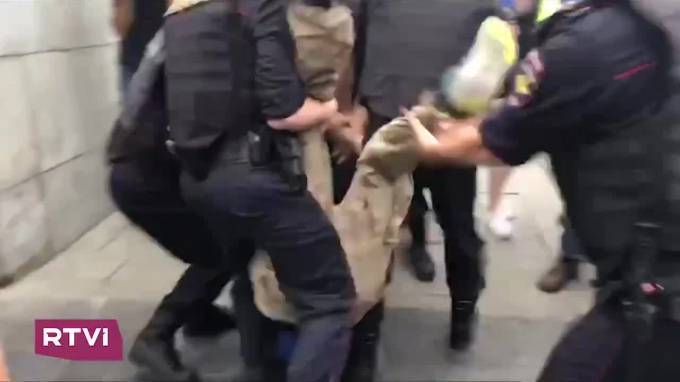 Видео: на акции в поддержку Голунова парня при задержании ударили головой о столб