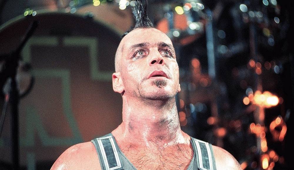 Вокалист Rammstein сломал челюсть фанату, который оскорбил его девушку