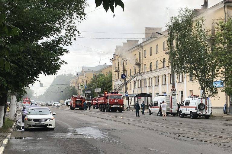 Появилось фото и видео с места сильного пожара на площади Мира в Твери