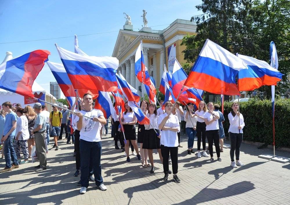 Тень России: что мы праздновали 12 июня?