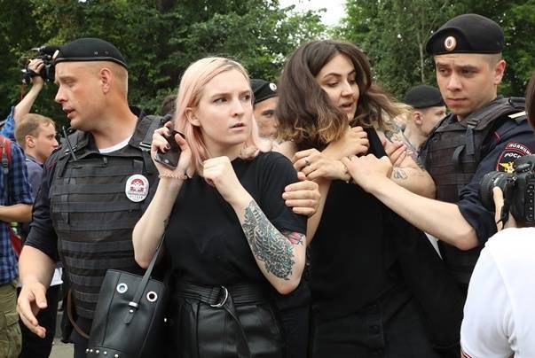 В отделах полиции осталось четверо задержанных на акции в центре Москвы