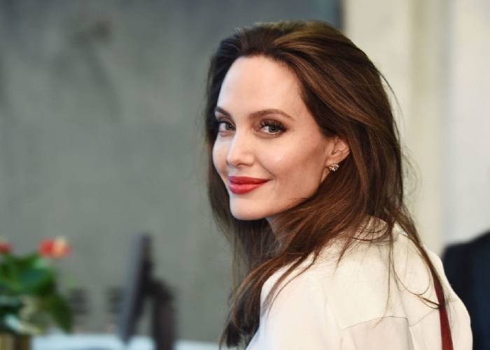 Анджелина Джоли протестует против подарков Брэда Питта