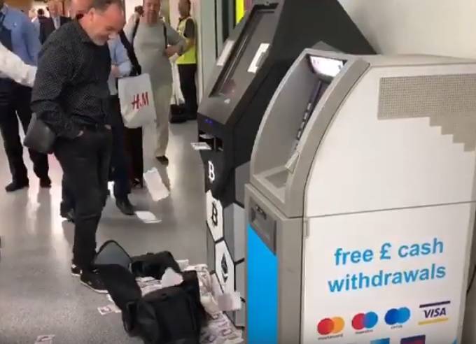 В Лондоне банкомат выбросил наружу всю наличность. ВИДЕО