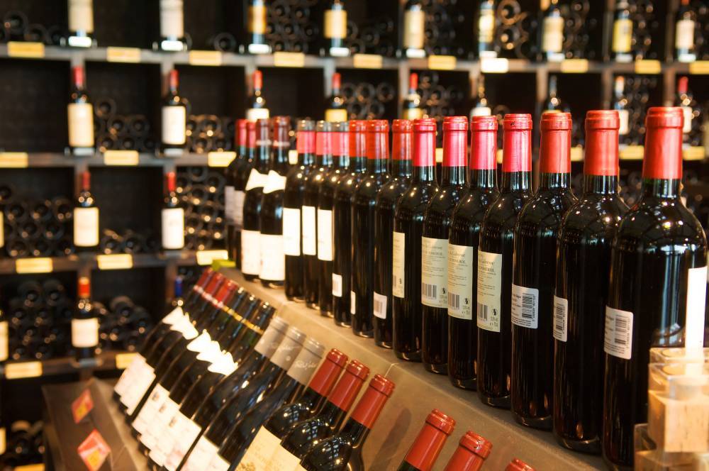 Изолировать алкоголь: Минздрав одобрил идею продажи спиртного только в спецмагазинах