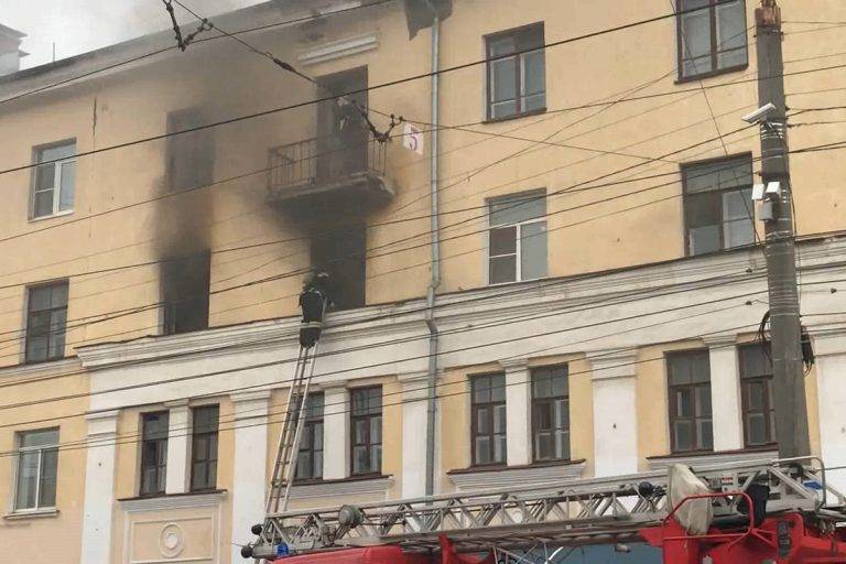 В Твери потушили сильный пожар в жилом доме на площади Мира
