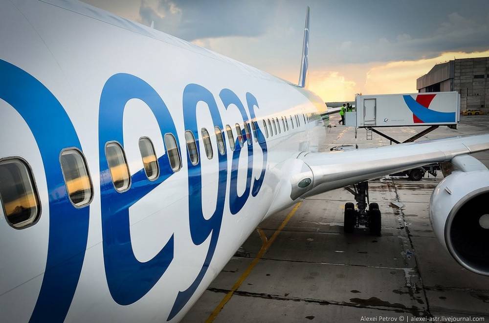 СМИ: Самолёт PegasFly, летевший в Екатеринбург, вернулся в Шереметьево