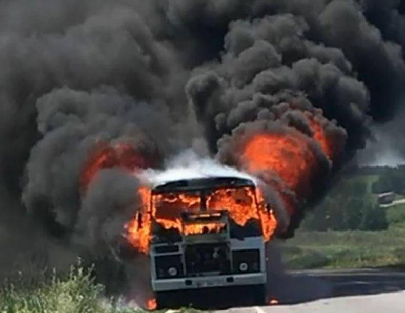 В Полтавской области пассажирский автобус загорелся на ходу