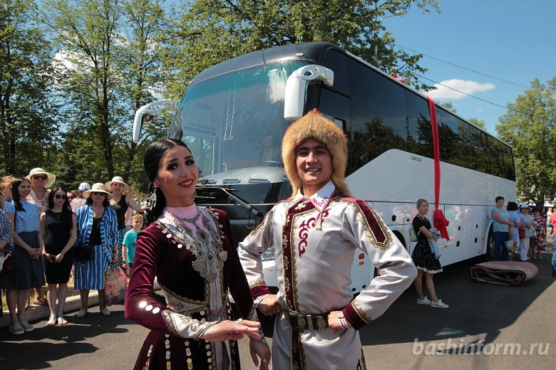 Ансамбль песни и танца «Мирас» получил в подарок от мэрии Уфы автобус за 9,5 млн рублей