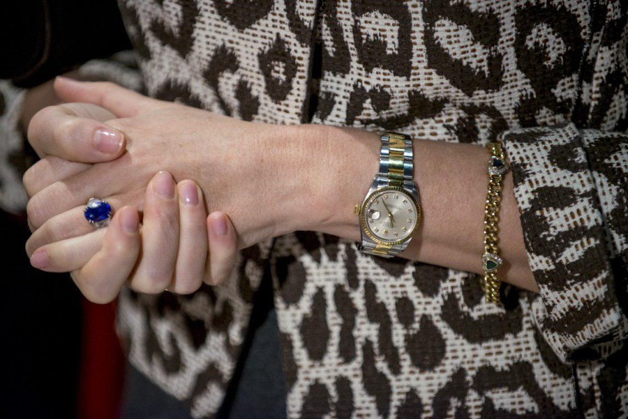 На юго-западе Москвы у женщины украли часы Rolex
