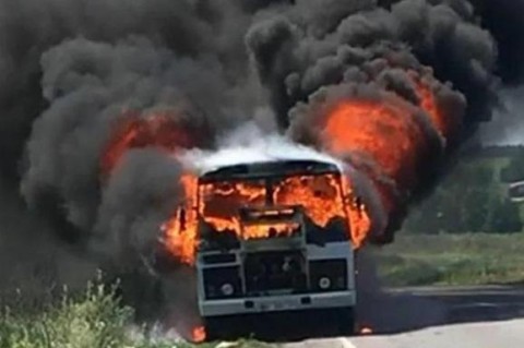 В Полтавской области на ходу вспыхнул автобус с пассажирами в салоне