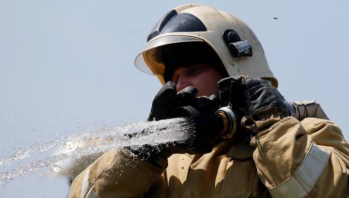 В Комсомольске-на-Амуре пожарные спасли семь человек из горящего дома
