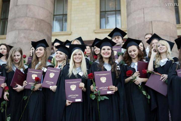 Дипломы российских вузов будут выдавать в электронном формате