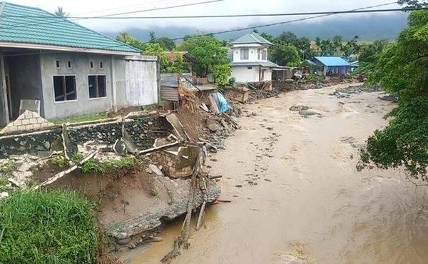 Почти 6 тыс. человек покинули свои дома из-за наводнений в Индонезии