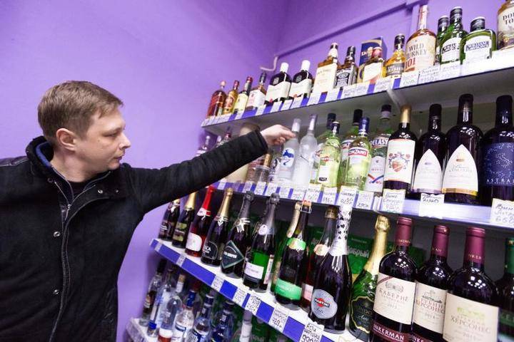 Андрей Свинцов - Алкоголь и сигареты могут начать продавать только в спецмагазинах - vm.ru - Россия