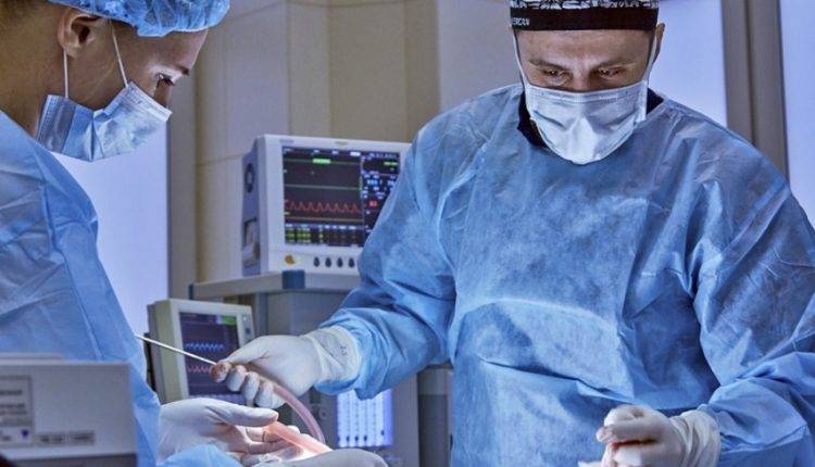 В Москве провели уникальную операцию по удалению опухоли позвоночника