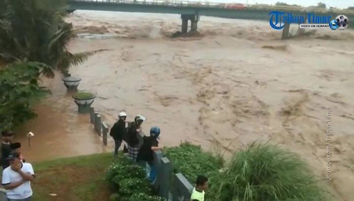 В Индонезии десятки тысяч людей эвакуированы из-за наводнений и оползней