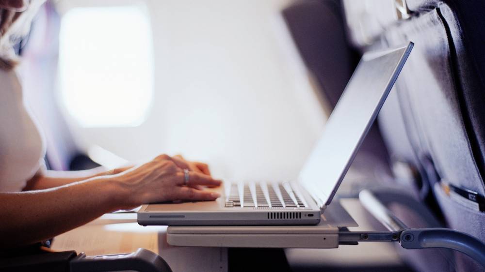 Можно ли пользоваться ноутбуком в самолете