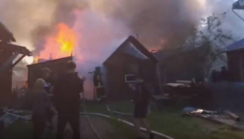 Серьезный пожар в Петрозаводске: сараи и бани вспыхнули как спички