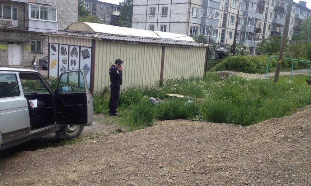 Молодой мужчина умер на улице в Карелии