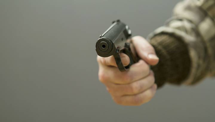 В Москве школьник и студент ограбили мужчину, угрожая пистолетом