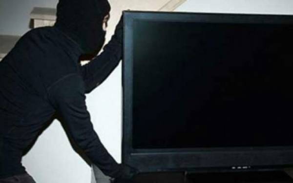 В Орске сын  вынес  телевизор из квартиры матери