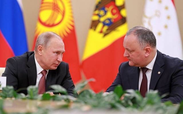 Путин заявил о поддержке президенту Молдавии Додону