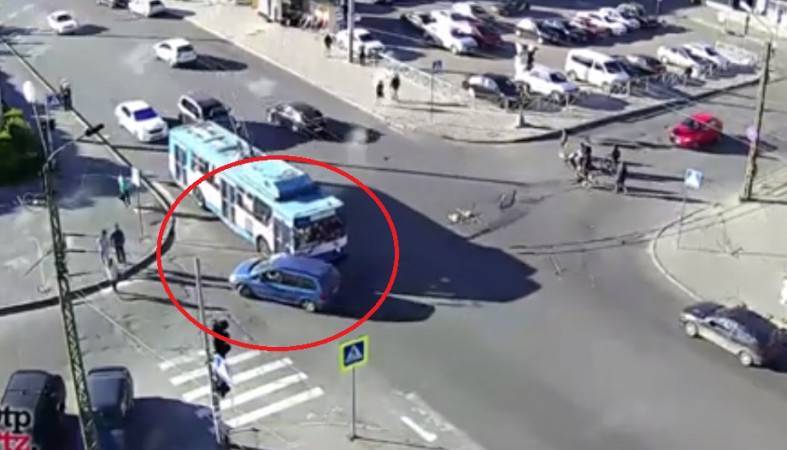 Троллейбус въехал в легковой автомобиль в Петрозаводске