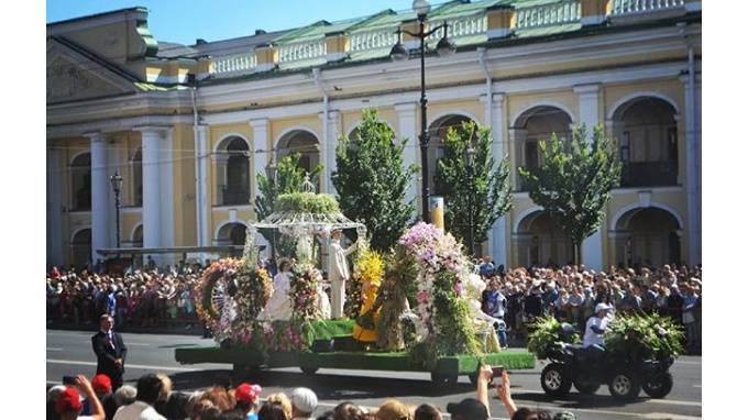 В Петербурге в День России прошел Фестиваль цветов