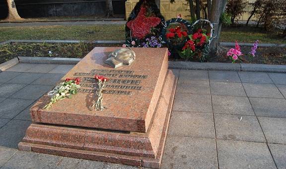 Во Львове собираются уничтожить могилу советского разведчика Кузнецова
