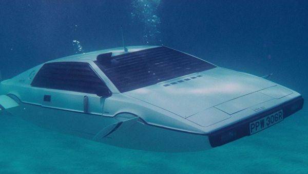 В Tesla намерены создать автомобиль-субмарину из фильма о Бонде
