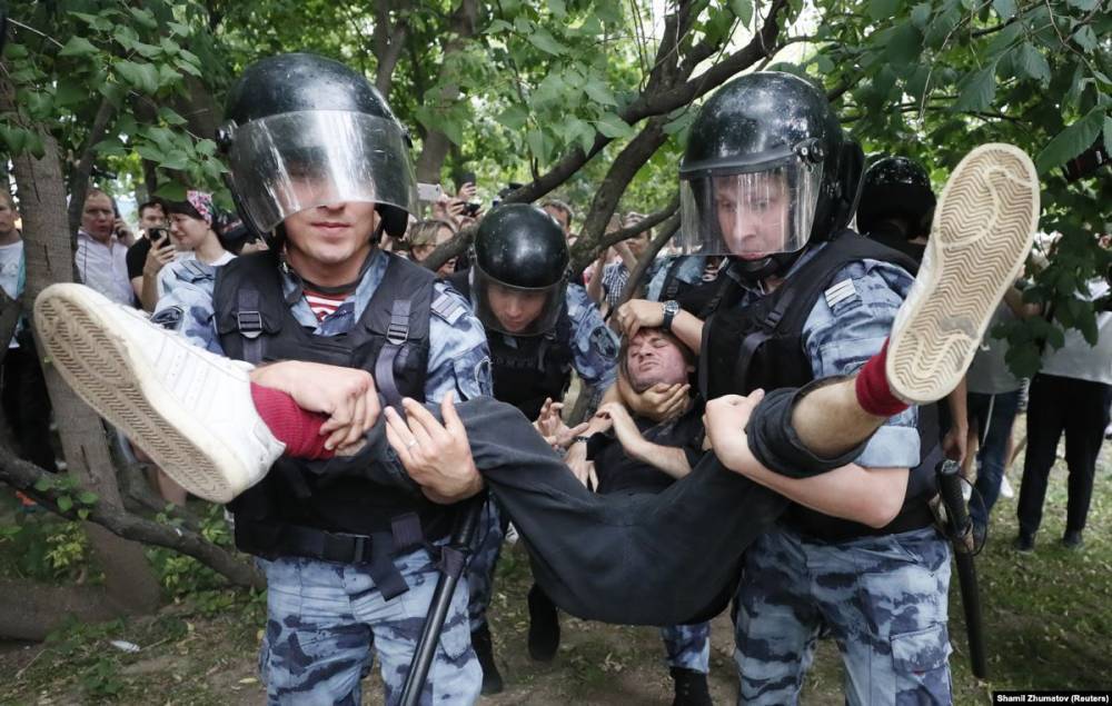МВД: четверо задержанных на акции в Москве остаются в полиции
