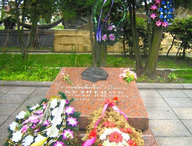 Бандеровцы возмущены, что еще не уничтожена могила легендарного разведчика Николая Кузнецова