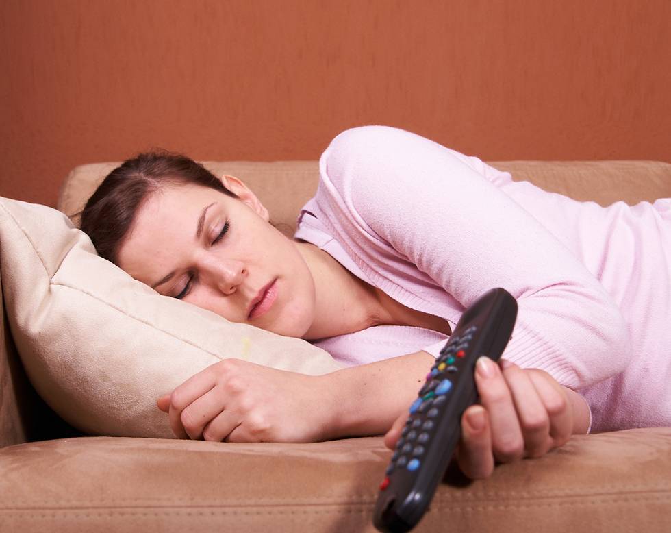 Ученые выяснили, почему вредно спать у включенного экрана