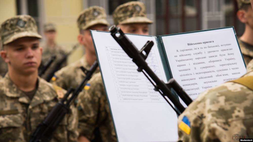 Украинцы требуют отменить обязательную службу в армии