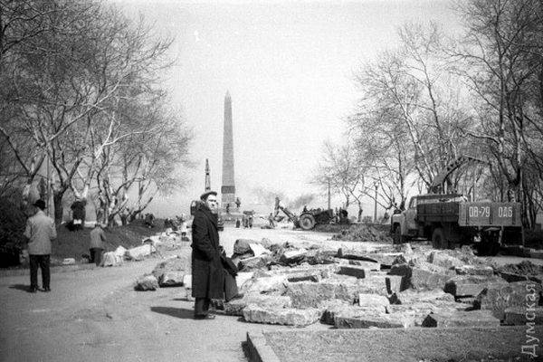 Мифы обороны Одессы 1941 года: памятник на Аллее Славы — почему матросу?