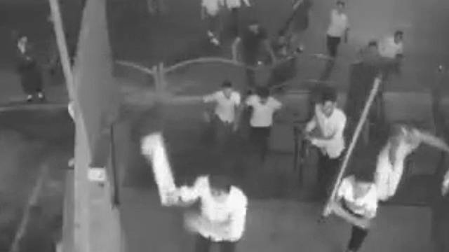 Видео: группа хулиганов от скуки устроила побоище в религиозном заведении Бней-Брака