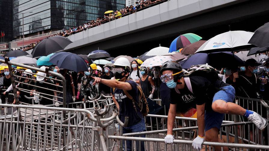 Протестующие в Гонконге атаковали полицию: правоохранители применили слезоточивый газ