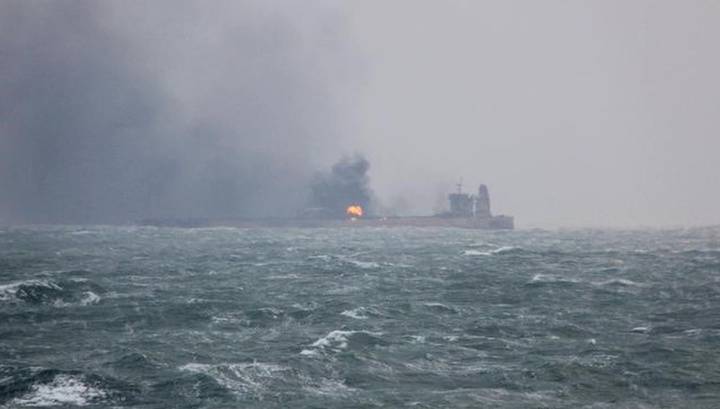 В Оманском заливе торпедированы два танкера