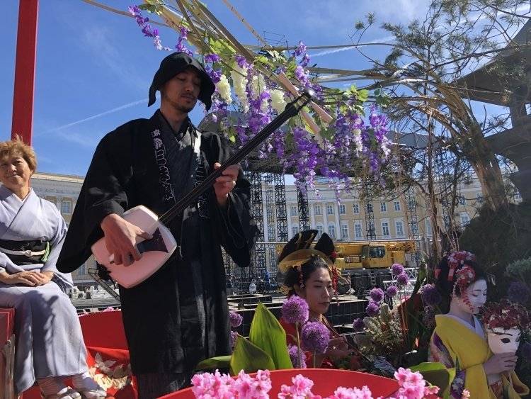 Фестиваль цветов прошел по Невскому проспекту в День России