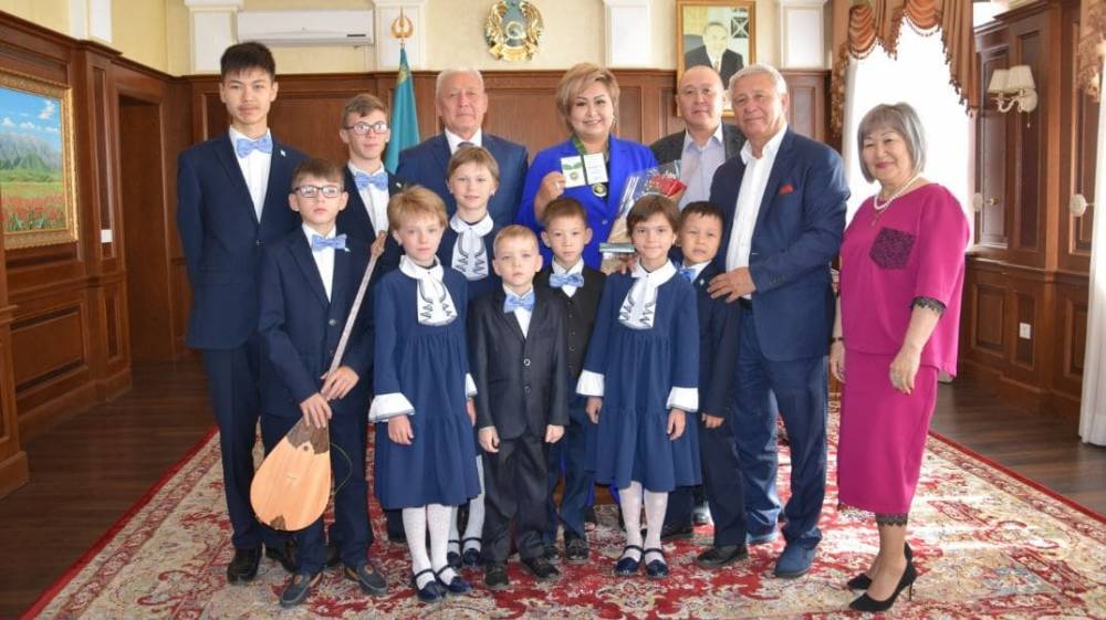 Жительнице Алматинской области вручили международный орден «Мehriban Ana»