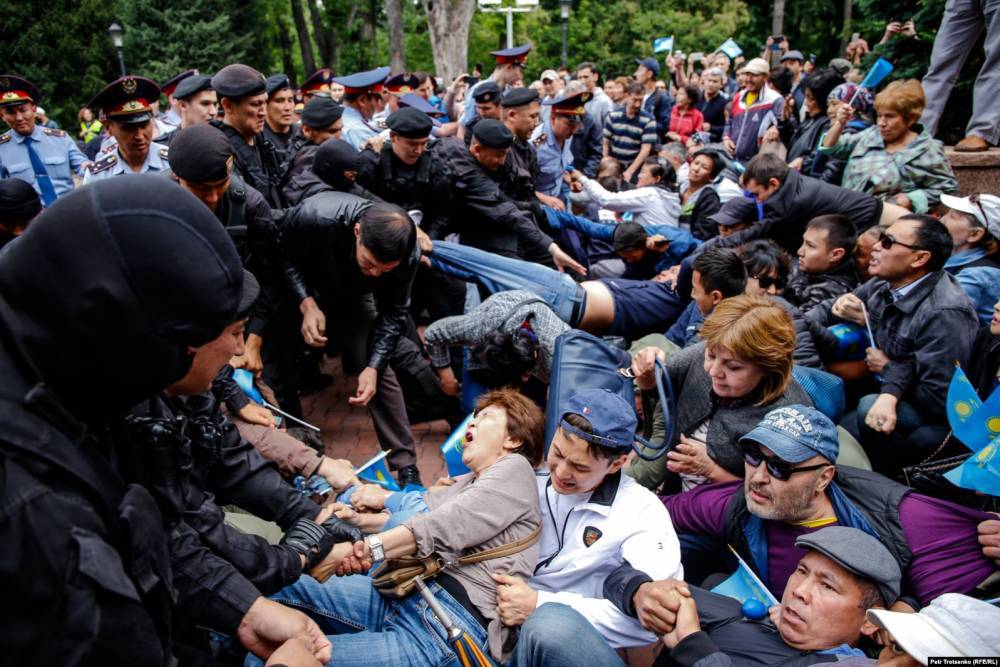 В Казахстане со дня президентских выборов задержаны 957 протестующих