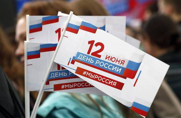 Музыканты и космонавты поздравили россиян на Красной площади