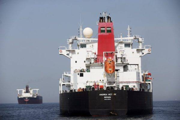 Иранские спасатели эвакуировали экипажи нефтетанкеров в Оманском заливе