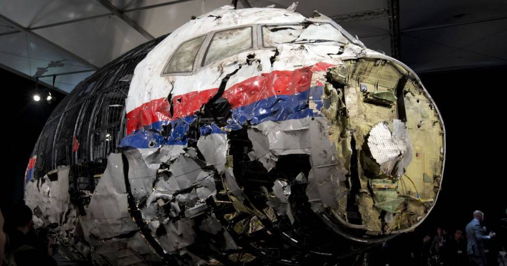 Возле посольства РФ в Нидерландах родственники жертв MH17 требовали у россиян признать вину