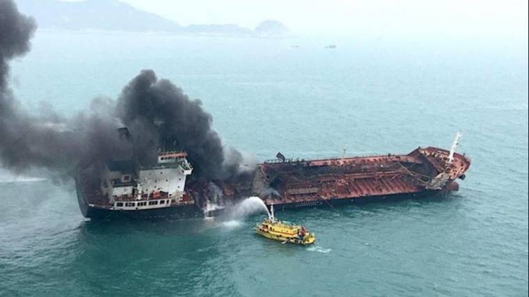 Слышны взрывы: Видео горящих танкеров в&nbsp;Оманском заливе