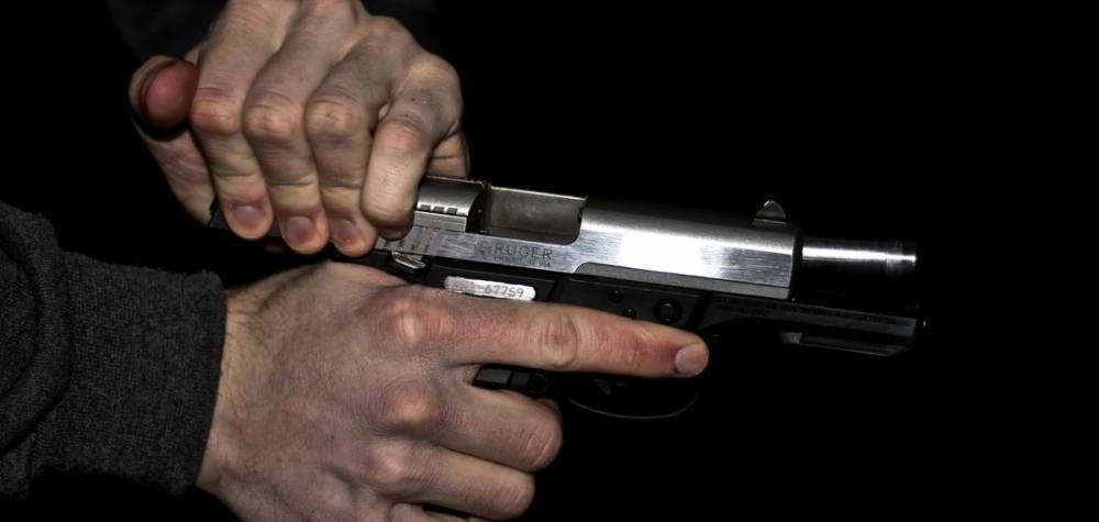 В Астрахани психически нездоровый мужчина набросился с пистолетом на санитарку