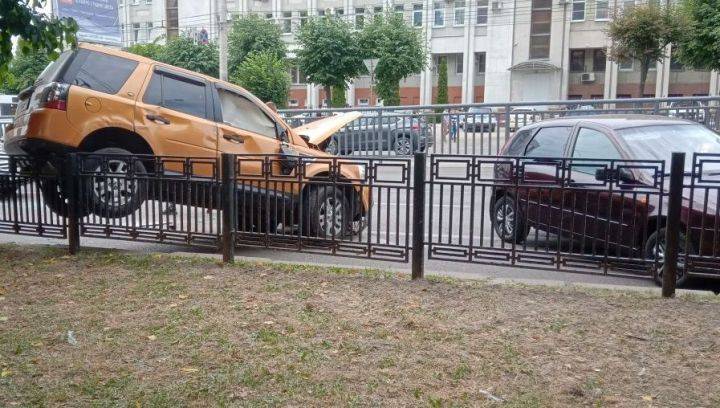 В Воронеже водитель «Ленд Ровера» устроил два массовых ДТП за пять минут