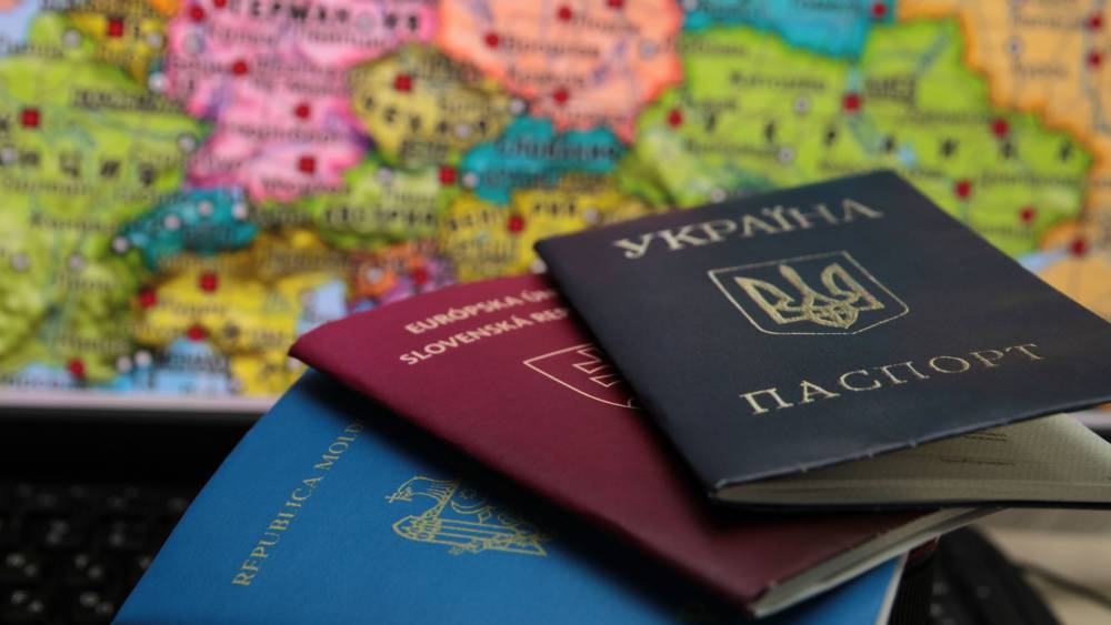 Не только в Донбассе: выдача иностранных паспортов происходит по всей Украине