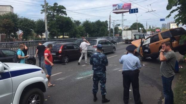 В Воронеже Land Rover на Московском проспекте протаранил пять машин и перевернулся